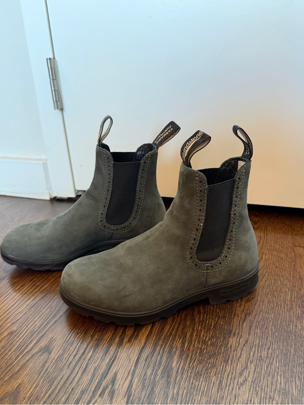 BLUNDSTONE Unisex Rustic Black Chelsea Boot